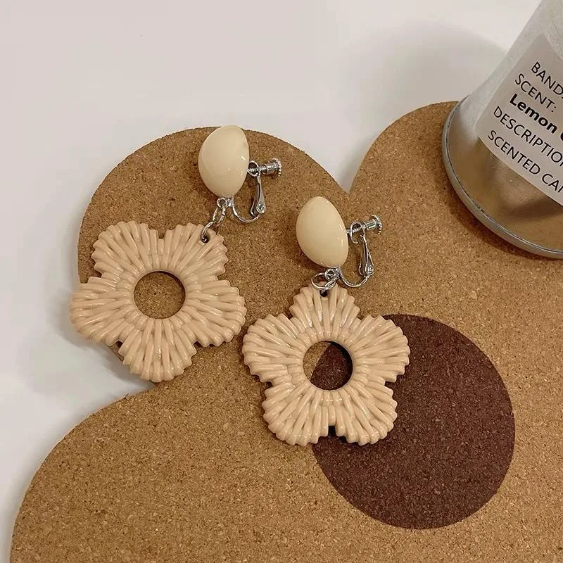 [Clips] Flower Decor Polyresin Braided Drop Earrings